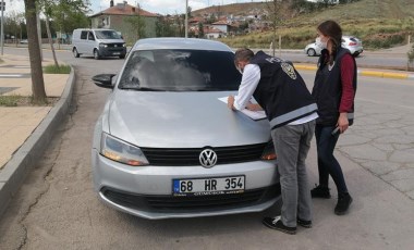 Polis çevirdi, kendini ve arkadaşını araca kilitledi