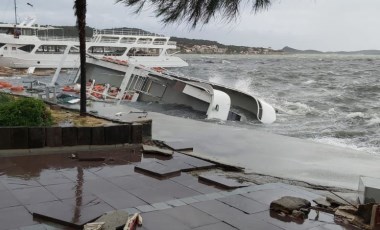 Ayvalık'ta etkili olan fırtınada 20 tekne battı