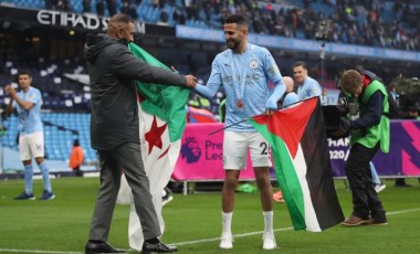 Riyad Mahrez, şampiyonluk kutlamasında Filistin bayrağı açtı