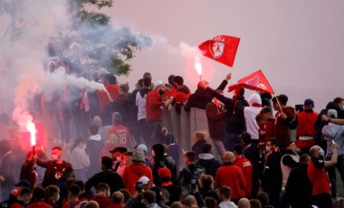 Lille taraftarlarından Angers deplasmanında Türk bayraklı destek