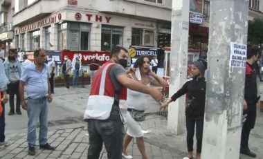 Taksim Meydanı'nda kavga eden Faslı 2 kadından biri, gözaltına alınmamak için soyundu