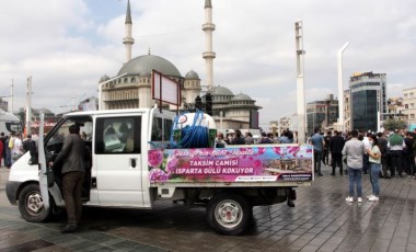 Taksim'de yapılan cami açılışı öncesi 25 ton gül suyu  sıkıldı