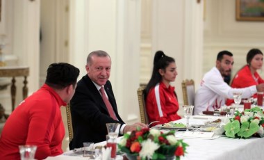 Cumhurbaşkanı Erdoğan, milli sporcularla iftar yaptı