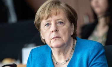 Merkel, Covid-19 aşılarının fikri mülkiyet hakları konusunda Uğur Şahin’le görüştü