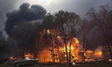 California'da geçen yılki yangından bu yana dumanı tüten bir Sekoya ağacı keşfedildi