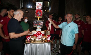 A Milli Futbol Takımı, Şenol Güneş’in doğum gününü kutladı