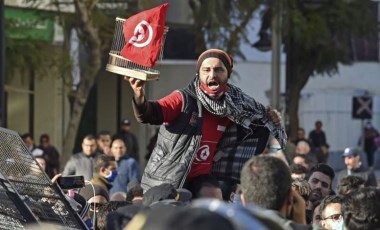 Tunus'ta bir gencin gözaltına alındıktan sonra hayatını kaybetmesiyle başlayan gösteriler devam ediyor