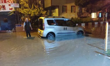 Bursa'da sağanak etkili oldu, cadde ve sokaklar su altında kaldı