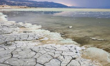 Burdur Gölü'nün alg patlamasıyla rengi değişti