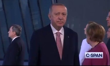 NATO Zirvesi'nde ilginç anlar: İngilizce 'lütfen dönün' anonsuna bir tek Erdoğan uymadı