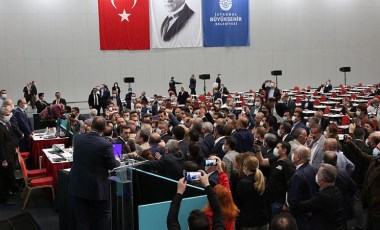 İBB Meclisi'nde gergin anlar: Kürsüye yürüdüler