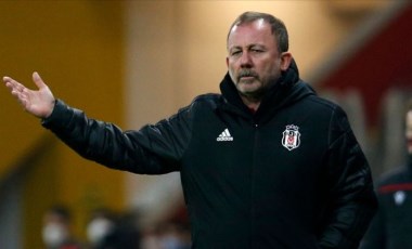 Beşiktaşlı taraftarlar Sergen Yalçın'ın evinin önünde toplandı