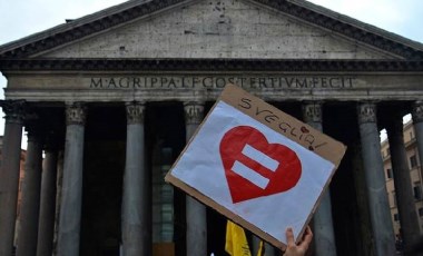 İtalyan parlamentosunda tartışılan eşcinsel haklarına yönelik yasa tasarısına Vatikan'dan itiraz geldi