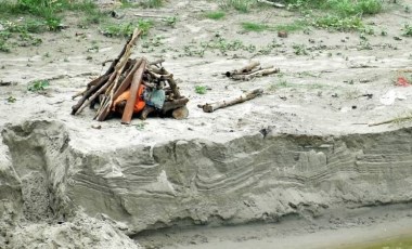 Hindistan'daki aşırı yağışlar yüzlerce cesedi ortaya çıkardı