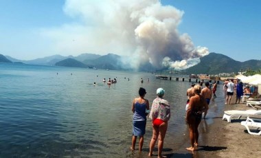 Marmaris'te orman yangını; plajdakiler korkuyla izledi