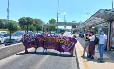 Kadınlar metrobüs trafiğini kesti: 