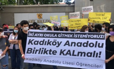 Kadıköy Anadolu Lisesi'nde öğrenci ve velilerden 'taşınmak istemiyoruz' eylemi