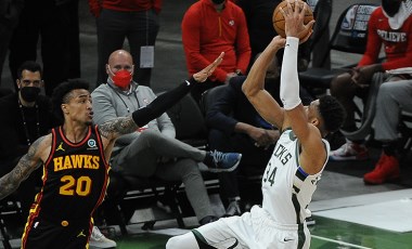 NBA'de Atlanta Hawks, Milwaukee Bucks'ı farklı yenerek seriyi 2-2'ye getirdi