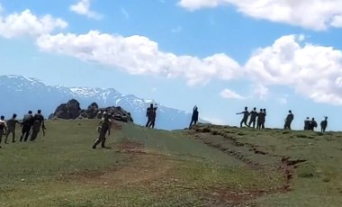 Savaşa gider gibi at sırtında sopalarla kavgaya koştular