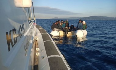 Yunanistan unsurlarınca geri itilen 17 düzensiz göçmeni, Türk Sahil Güvenliği kurtardı