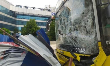 Kağıthane’de freni boşalan İETT otobüsü metro inşaatına daldı