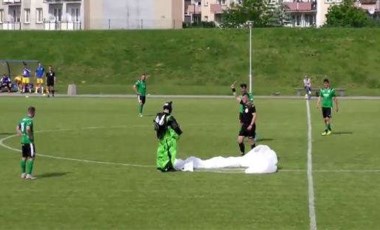 Polonya'da futbol maçı sırasında sahaya paraşütçü indi