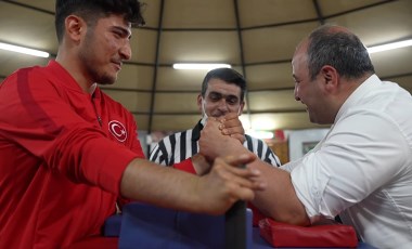 Bakan Varank, Avrupa şampiyonu milli sporcu ile bilek güreşi yaptı