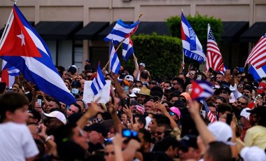 Küba'da hükümet karşıtı eylemler: Protestocular ABD bayrağıyla yürüdü