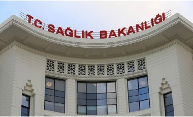 Sağlık Bakanlığı, cinsiyetçi ve ırkçı paylaşımlarda bulunan Beyoğlu İlçe Sağlık Müdürü'nün sözleşmesini askıya aldı