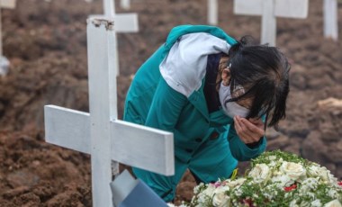 Covid krizinin Asya'daki yeni merkez üssü Endonezya'da yalnız ölmek: Cesetleri itfaiye topluyor