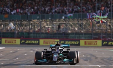 Formula 1’deki ilk sprint yarışta pole pozisyonu Lewis Hamilton’ın