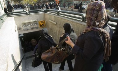 İran metrosunda elektrik kesintisi protestolara neden oldu