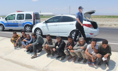 Uygulama noktasından kaçan otomobilden 10 göçmen çıktı