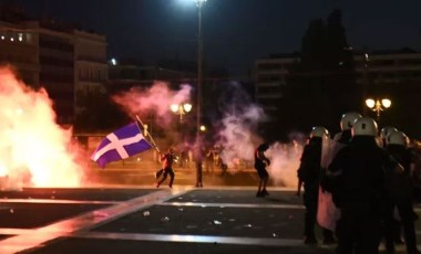 Yunanistan’da hükümetin aşı kararı! Protestocular polisle çatıştı