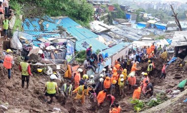 Hindistan'da toprak kayması sonucu köprü çöktü