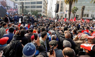 Tunus emniyet güçleri Meclis önünde toplananlara müdahalede bulundu