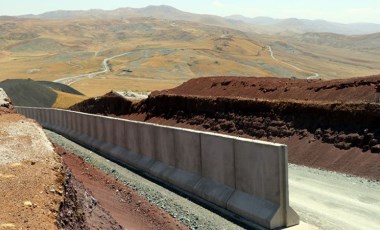 İran sınırında kaçak geçişleri engellemek için beton duvar örülüyor