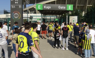 Fenerbahçe taraftarı, PEC Zwolle maçını tribünde takip ediyor