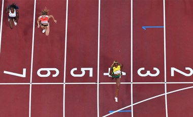 Tokyo 2020'de kadınlar 100 metre finalini Elanie Thompson-Herah kazandı