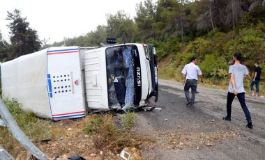 Mevsimlik işçileri taşıyan kamyonet devrildi: Çok sayıda yaralı