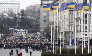 Ukrayna'da kadın askerlere topuklu ayakkabı ile talim yaptırma kararını savundular