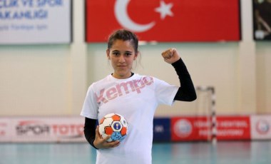 Milli futbolcu Mert Çetin'den Merve Akpınar'a destek