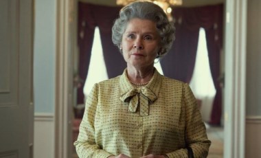 The Crown: Netflix, dizide 'son kraliçe' Imelda Staunton'ın görüntüsünü paylaştı