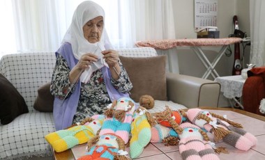 96 yaşındaki Sıdıka nineden çocuklara 'örgü bebekler'