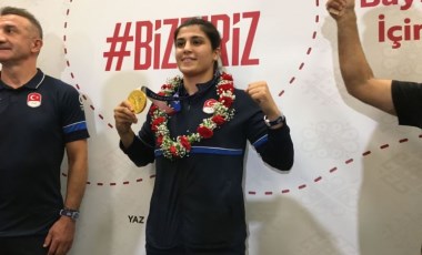 Olimpiyat şampiyonu Busenaz Sürmeneli'ye coşkulu karşılama