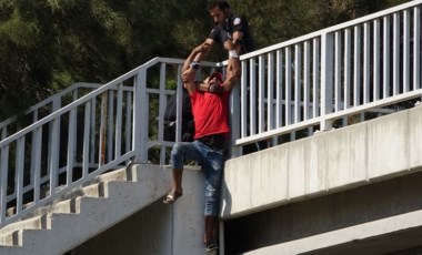 Suriyeli genci üst geçitten atlamak üzereyken polis yakaladı: 