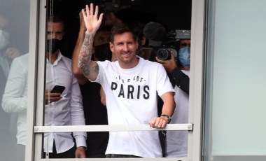 Paris Saint-Germain ile anlaşan Lionel Messi, Paris'e indi