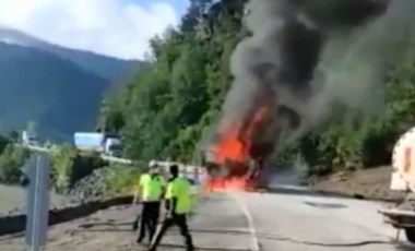 Bozkurt'a yardım malzemesi taşıyan TIR'da yangın