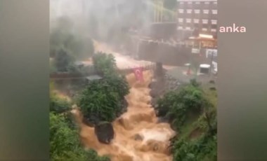 Rize sağanak yağışın etkisine girdi, Ağaran şelalesi taştı, bazı yollarda heyelan meydana geldi