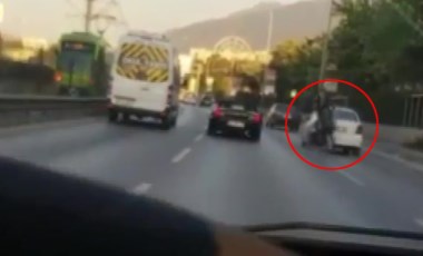 Trafikte makas atan motosiklet sürücüsü otomobile böyle çarptı